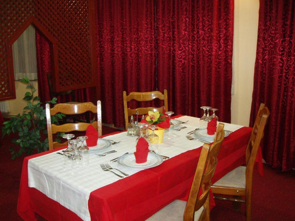 Hotel Jezero Сараево Ресторан фото
